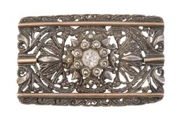 36.  Broche Art-Decó rectangular con diseño calado, y rosetón central de símil brillantes