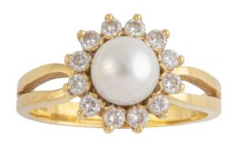 249.  Sortija con perla central orlada de brillantes
