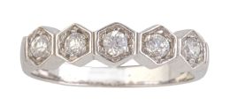 107.  Sortija cinquillo con diamantes enmarcados en marcos hexago