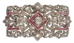 34.  Broche placa portuguesa Art-Decó, con diseño geométrico decorada con diamantes y rubíes