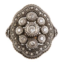 38.  Sortija lanzadera portuguesa c. 1930 con diseño con brillantes y marco lobulado