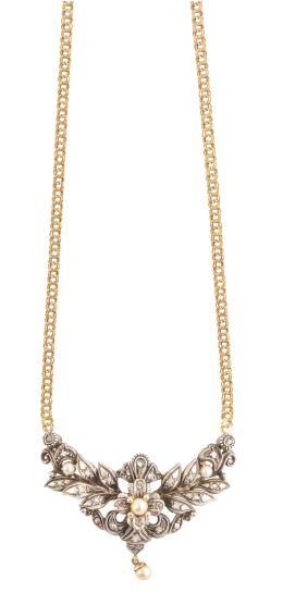 33.  Pendentif portugués de pp. S. XX con diseño vegetal decorado con perlas y diamantes; Con cadena de eslabón barbado plano