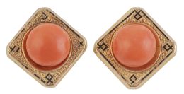 6.  Pendientes c.1920 con botón de coral sobre una montura cuadrada de oro y esmalte con decoración grabada