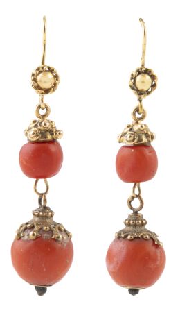 4.  Pendientes largos S. XIX con cuentas de coral rojo mediterráneo, decoradas con motivos de filigrana