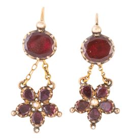 14.  Pendientes largos victorianos S. XIX, con granate oval del que pende motivo de flor