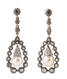 28.  Pendientes largos S. XIX con diseño de gota de diamantes y perla colgante en su interior