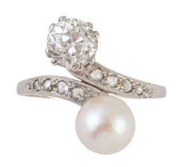 307.  Sortija tú y yo con brillante de talla antigua y perla, y dos líneas de diamantes en los brazos de la montura