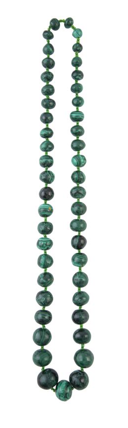 364.  Lote de collares largos de cuentas esféricas, uno de amatis