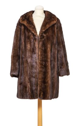381.  Abrigo vintage de piel de visón color marrón con cuello de solapa
