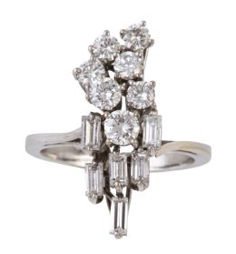 143.  Sortija lanzadera con diamantes baguette y brillantes engastados en garras a diferentes alturas
