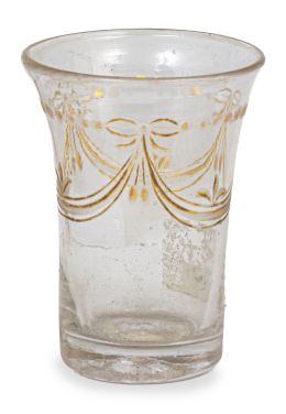 1048.  Vaso en forma acampanada de vidrio transparente y dorado con guirnaldas grabadas a rueda y doradas.La Granja, periodo clasicista, (1787-1810).