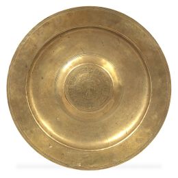 1004.  Plato limosnero de bronce dorado, con escudo grabado en el asiento.h. 1800.