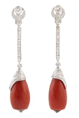 319.  Pendientes estilo Art Decó con perilla de coral, decorada con capuchón de brillantes, que pende de línea rivière de brillantes 