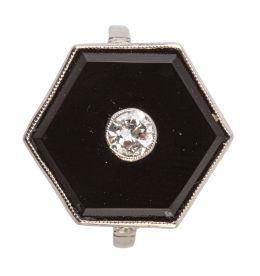 121.  Sortija hexagonal de ónix estilo Art-Decó, con brillante ce