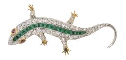 303.  Broche con diseño de salamandra cuajada de brillantes de ta