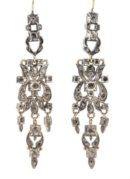 302.  Pendientes largos de diamantes de talla rosa siguiendo modelos S. XVIII, con varios cuerpos articulados y lágrimas colgantes