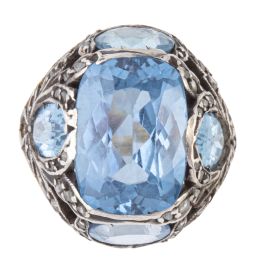 123.  Sortija de estilo Art-Decó con piedras azules en montura ca