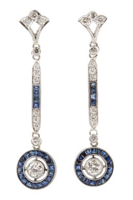 105.  Pendientes largos estilo Art-Decó de zafiros y brillantes, con ojos de perdiz que pende de líneas de diamantes y zafiros calibrados