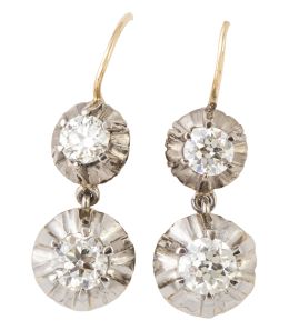 118.  Pendientes largos con dos brillantes con dos brillantes, el