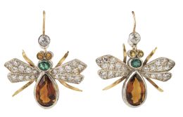26.  Pendientes con diseño de mosca con cuerpo de citrino y esmeralda y alas cuajadas de diamantes