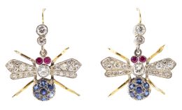 89.  Pendientes con diseño de mosca, con cuerpo y alas cuajados 
