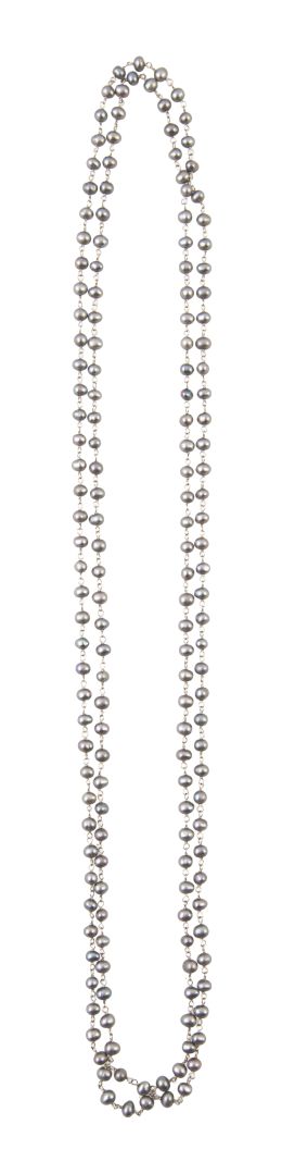115.  Collar largo de perlas grises alternas con cadena de platino