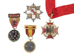330.  Lote de cuatro condecoraciones en plata vermeill, metal dorado y esmalte