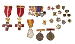 331.  Lote de dieciséis pines y seis condecoraciones militares en plata vermeill, metal y esmalte