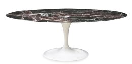 1032.  Eero Saarinen (1910-1961).Mesa "tulip" de aluminio lacado de blanco y tapa de mármol rojo rubí.Editado por la Casa Knoll, 2024.