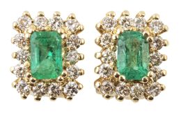 213.  Pendientes con esmeralda central rectangular engastada en garras, rodeada por marco de diamantes