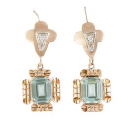 216.  Pendientes largos retro con piedra azul rectangular en marco con roléos, que pende de trébol con brillantes