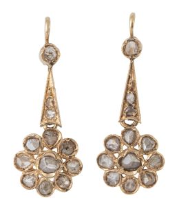 2.  Pendientes S. XIX con diseño de flor colgante de barrita, decorados con diamantes de talla antigua