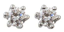 203.  Pendientes dormilonas con brillante engastado en seis garra