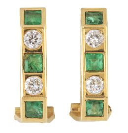 217.  Pendientes con tres esmeraldas en talla cuadrada alternas con brillantes