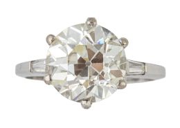 289.  Sortija solitario con brillante de talla transición de 3,95 ct flanqueado por dos diamantes talla trapecio