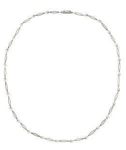 196.  Collar de brillantes engastados en garras alternos con piez