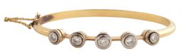50.  Brazalete rígido estilo Art-Decó decorado en el frente con 