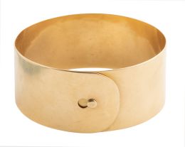 76.  Brazalete rígido de pp. S. XX, con diseño a modo de cinturó