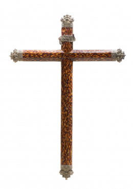 1069.  Cruz procesional con alma de madera, símil carey, cantoneras de plata aplicadas y repujadas con flores.Trabajo mejicano, S. XVIII.