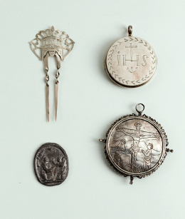 368.  Viático de plata y plata dorada, con decoración grabada con el “IHS” y el “AM”, bajo corona y cenefa decorativa.Trabajo español, S. XVII.