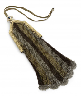 717.  Bolso Art-Decó americano de WHITHNG and DAVIS  Co, en malla coloreada que dibuja bandas, con remate de puntilla ondulada.
