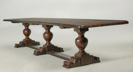 370.  Importante mesa de refectorio de madera de nogal, el tablero apoya sobre tres patas con forma de jarrón rematadas en voluta.Trabajo italiano, S. XVII..