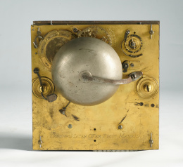 1087.  Domingo Mayer*Reloj bracket con caja en color crema y dorada.ff. del S. XVII - PP. del S. XVIII.