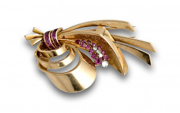741.  Broche lazo asimétrico chevalière años 40 con rubíes y brillantes de talla antigua en oro rosa de 18K.
