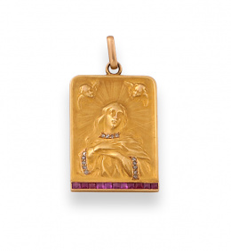 595.  Medalla cuadrangular de ffs s XIX con Virgen entre ángeles con adornos de diamantes en el vestido.