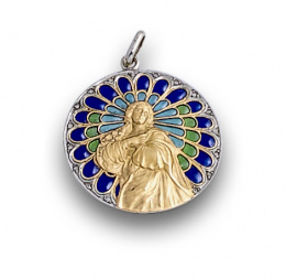 676.  Medalla años 30 de Virgen con aureola de esmalte plique-à-jour  verde y azul.
