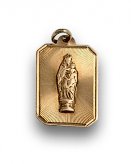841.  Medalla  de Virgen con el Niño en forma rectangular de bordes achaflanados. En oro de 18K.