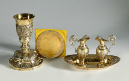 973.  Vinajeras con bandeja oval de plata sobre dorada.Trabajo francés, S. XIX.