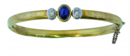 173.  Pulsera de pp.S.XX con zafiro cabuchón central entre dos chatones de brillantes