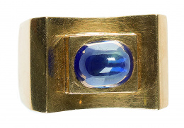 174.  Sortija Chevalière años 30 con cabuchón de zafiro de talla elevada en el centro